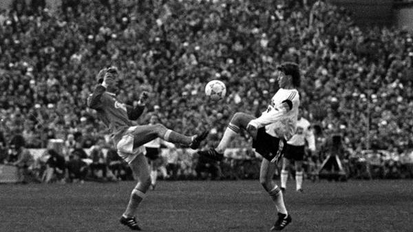 Ebenso oft lief auch Hans-Jürgen aka Dixie Dörner im Trikot der deutschen Nationalmannschaft auf, erzielte aber insgesamt 13 Tore. Dabei war Dörner ebenfalls Abwehrspieler, Libero sogar, strahlte aber dennoch eine gewisse Torgefahr aus, die ihn nicht nur in der Nationalmannschaft sondern auch bei Dynamo Dresden, wo er seine ganze aktive Karriere spielte, auszeichnete. Bei vielen gilt er als bester Fußballer in der Geschichte der ehemaligen DDR, der mit seinem eleganten Spiel Fans bezauberte. So sehr, dass die Medien ihn sogar zum "Beckenbauer des Ostens" machten. Gefallen hat dieser Titel ihm aber nie.