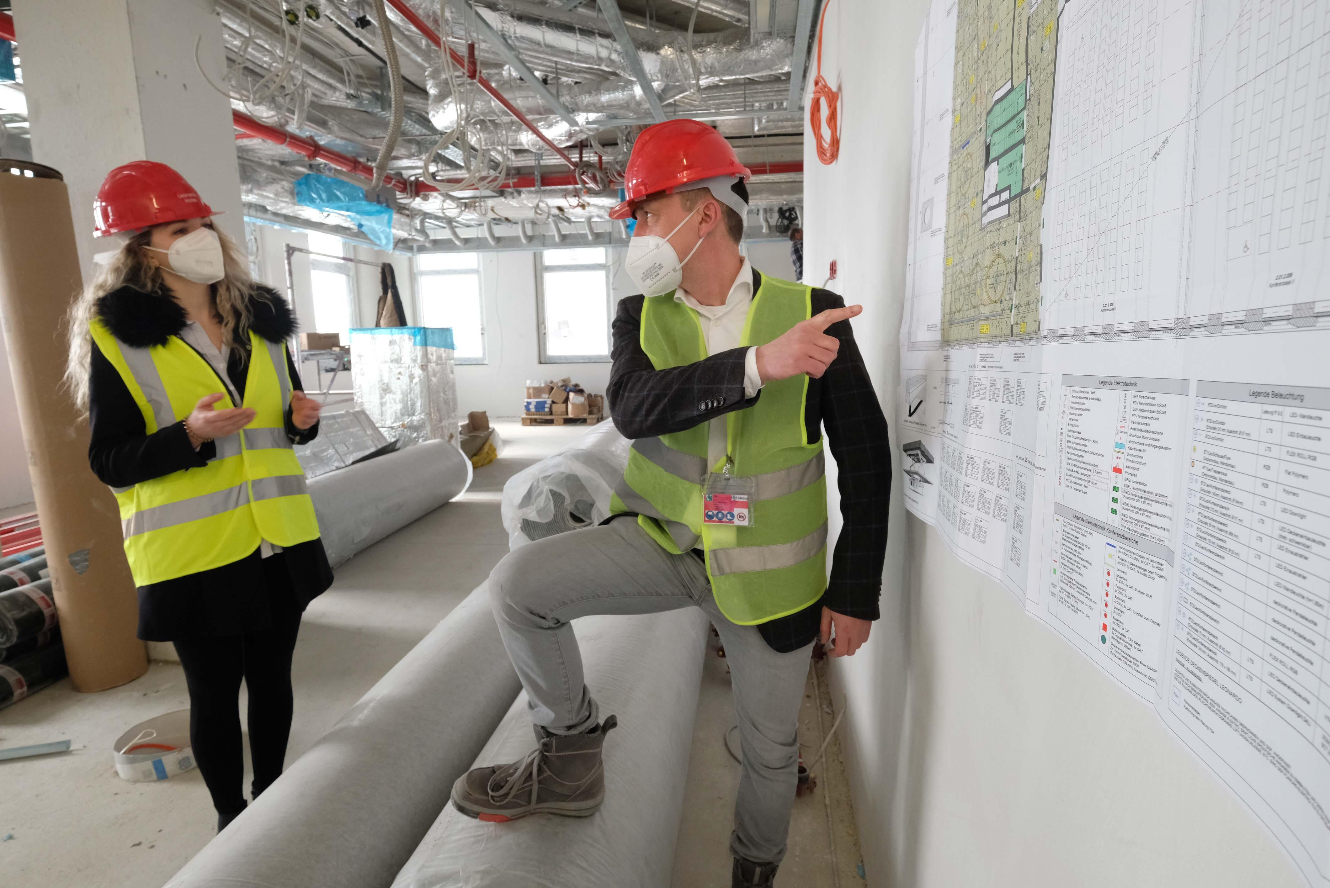 Es sind ungewöhnliche Zeiten für einen Neustart in der Hotelbranche. Normalerweise würde Falk Bartels gerade die Eröffnungsparty planen und dafür die Gästeliste zusammenstellen, er würde Besucher über die Baustelle führen und Reservierungen für Tagungen entgegennehmen. Das Interesse daran sei auch da, sagt der designierte Hotelchef des Leonardo Royal. "Doch die Planungssicherheit fehlt."