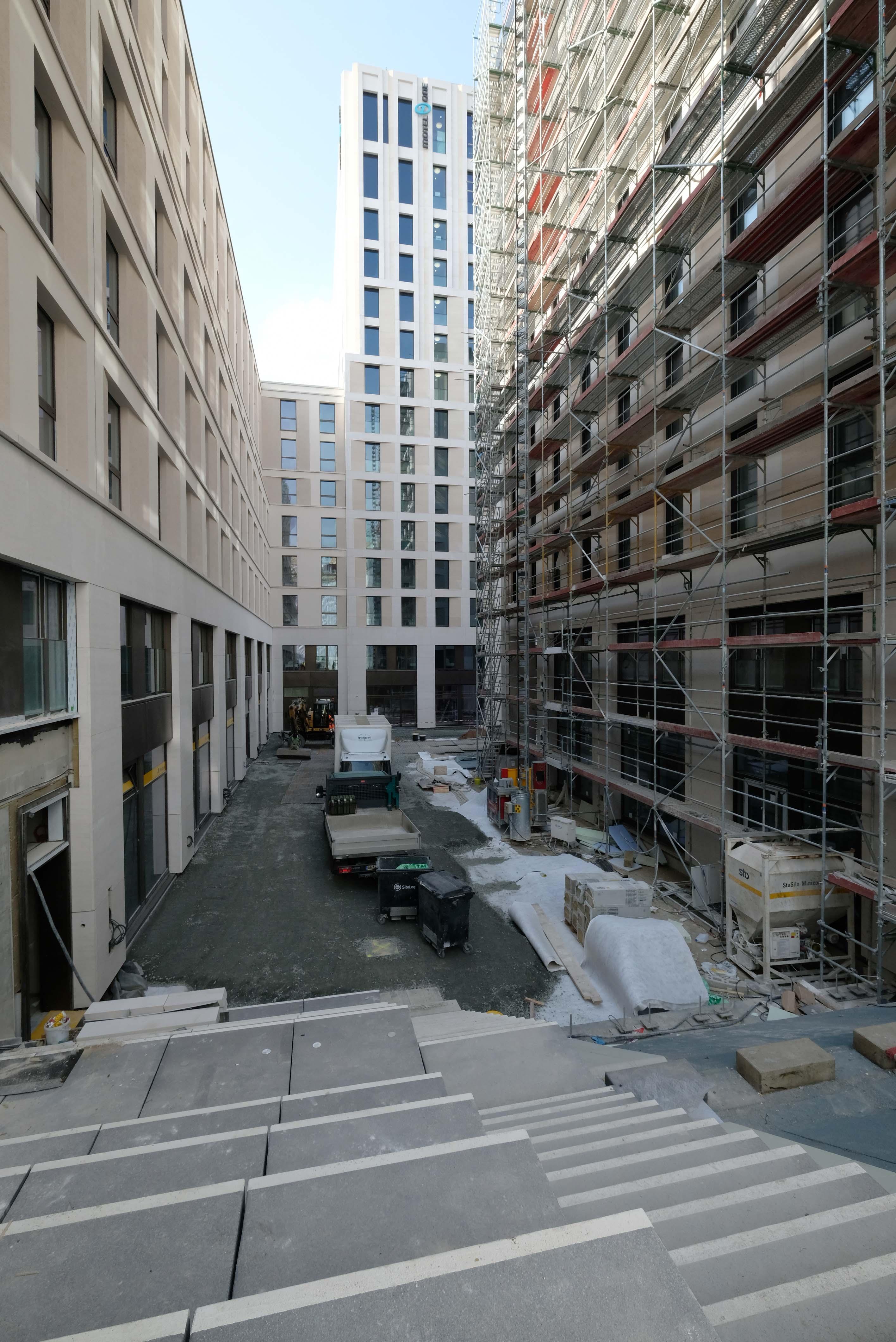 Außerdem ziehen Post, Postbank und Einzelhandel in den Gebäudekomplex am Bahnhof ein. 