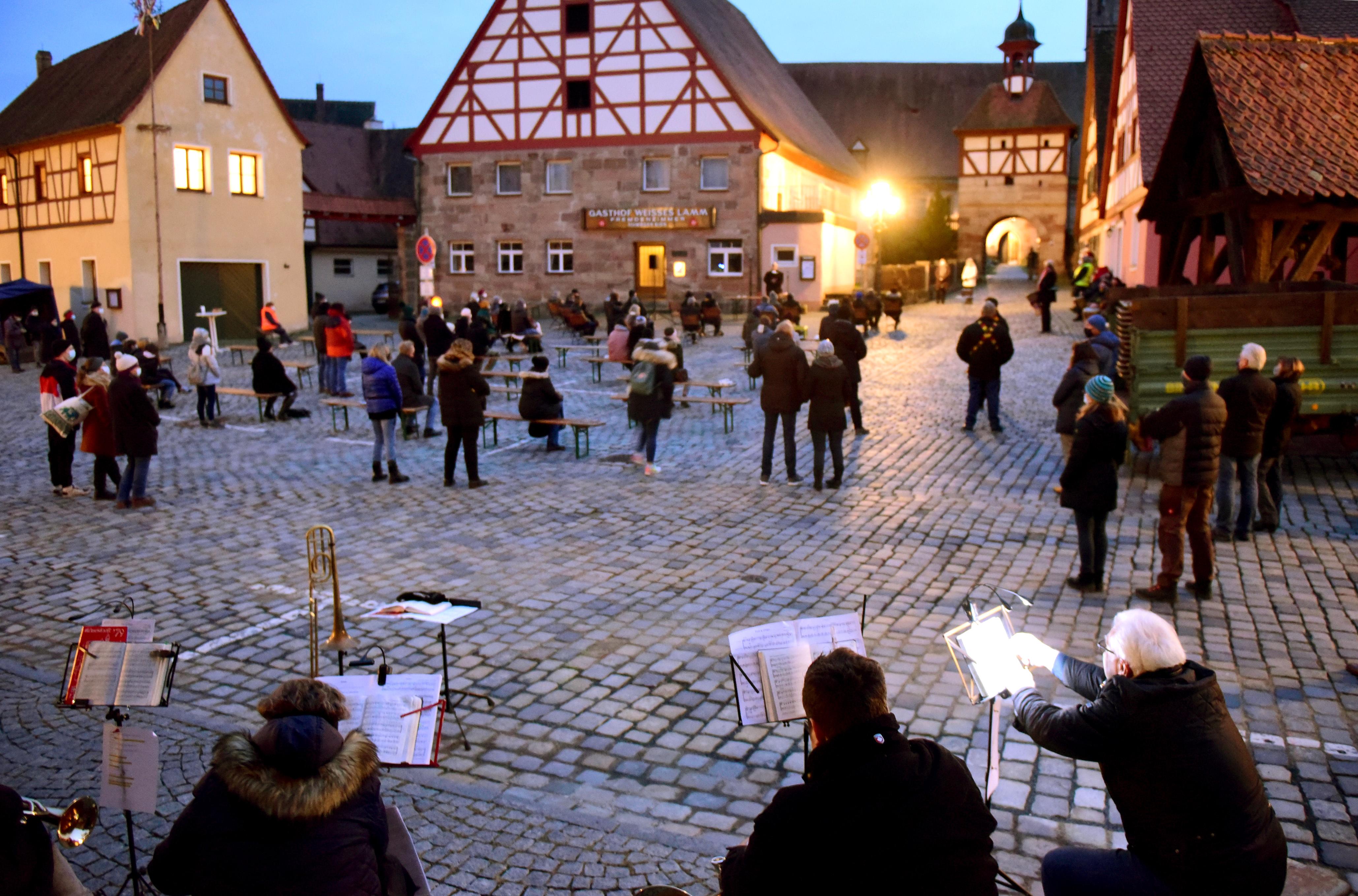 Open Air: Ein besonderer Gottesdienst findet zu Silvester auf dem Marktplatz Roßtal mit Posaunen und Trommeln statt.