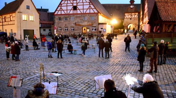 Open Air: Ein besonderer Gottesdienst findet zu Silvester auf dem Marktplatz Roßtal mit Posaunen und Trommeln statt.