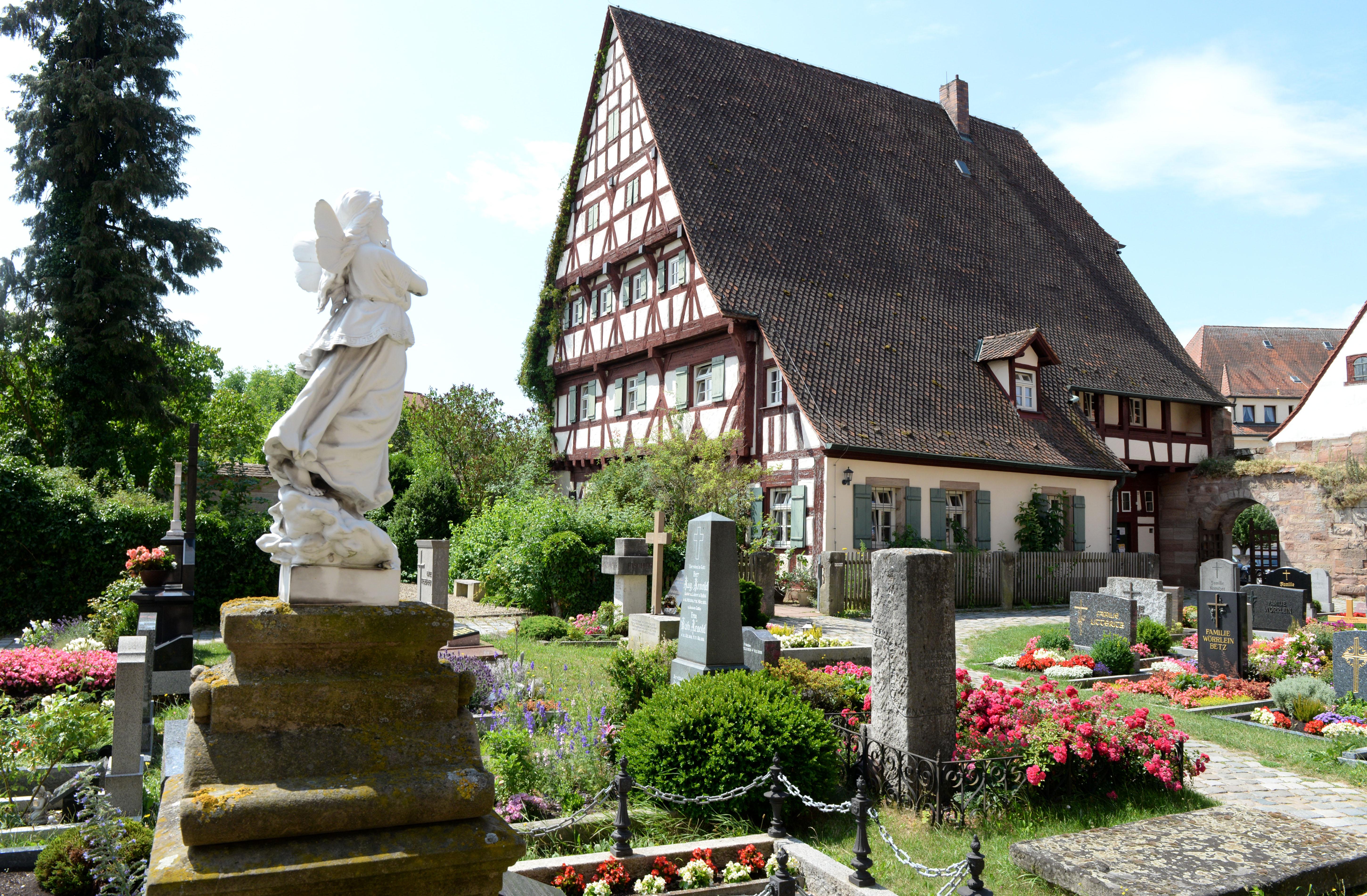 Im Blick des Engels: Das  Pfarrhaus in Roßtal mit dem beeindruckenden Fachwerk.
