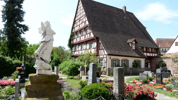 Im Blick des Engels: Das Pfarrhaus in Roßtal mit dem beeindruckenden Fachwerk.