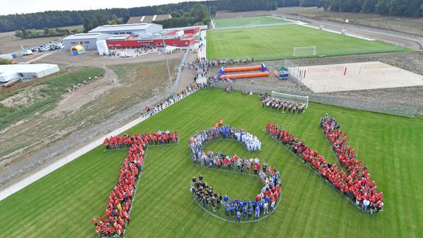 Viele Menschen formen den Schriftzug "TSV": Die beiden Roßtaler Sportvereine Tuspo und TV haben fusioniert, Die neue "Sportmeile" ist jetzt ihre Heimat.