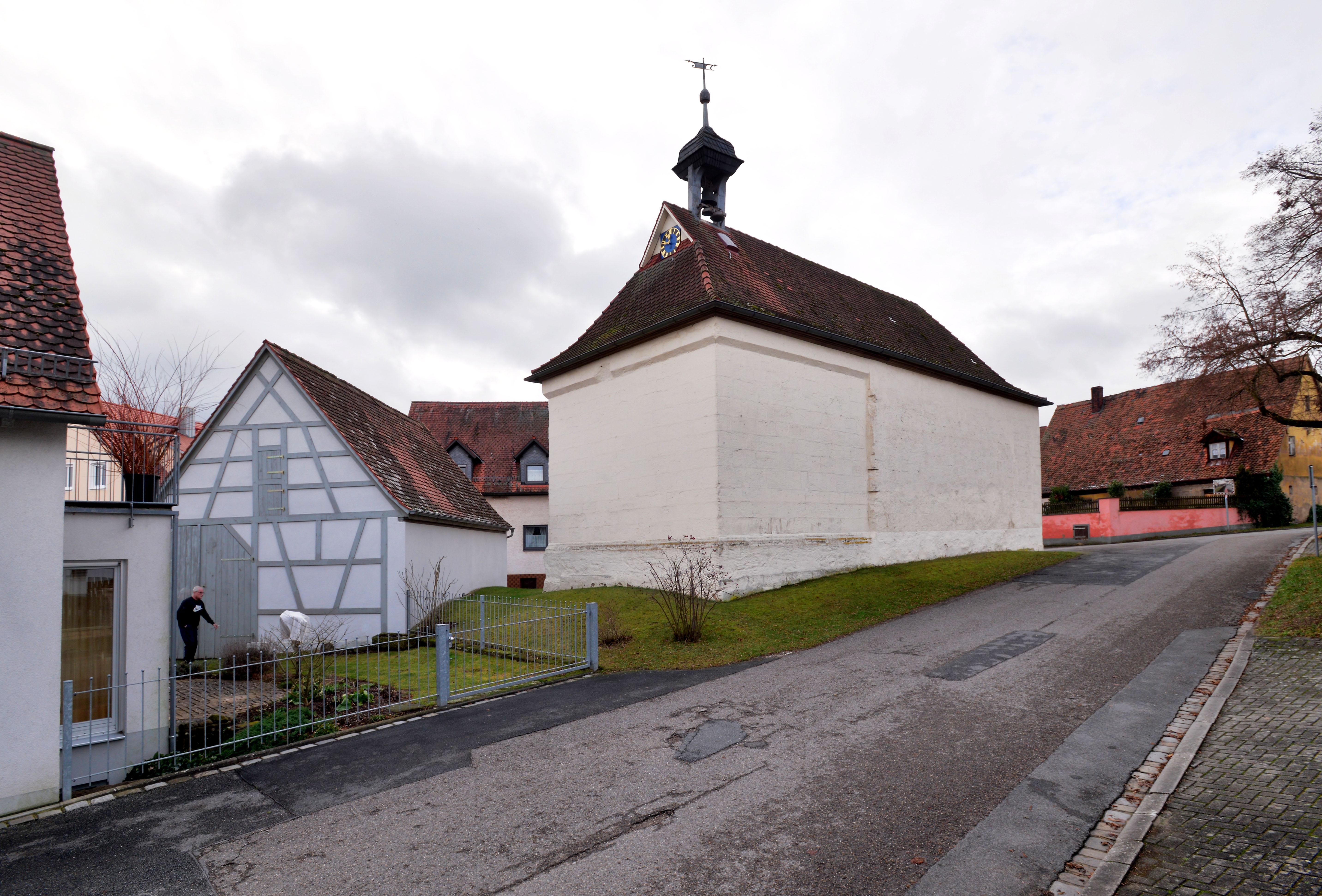 Am Kirchlein St. Jakobus in Buttendorf führt der mittelfränkische Jakobsweg vorbei. Pilger können sich hier einen Stempel abholen und inne halten.