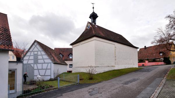 Am Kirchlein St. Jakobus in Buttendorf führt der mittelfränkische Jakobsweg vorbei. Pilger können sich hier einen Stempel abholen und inne halten.