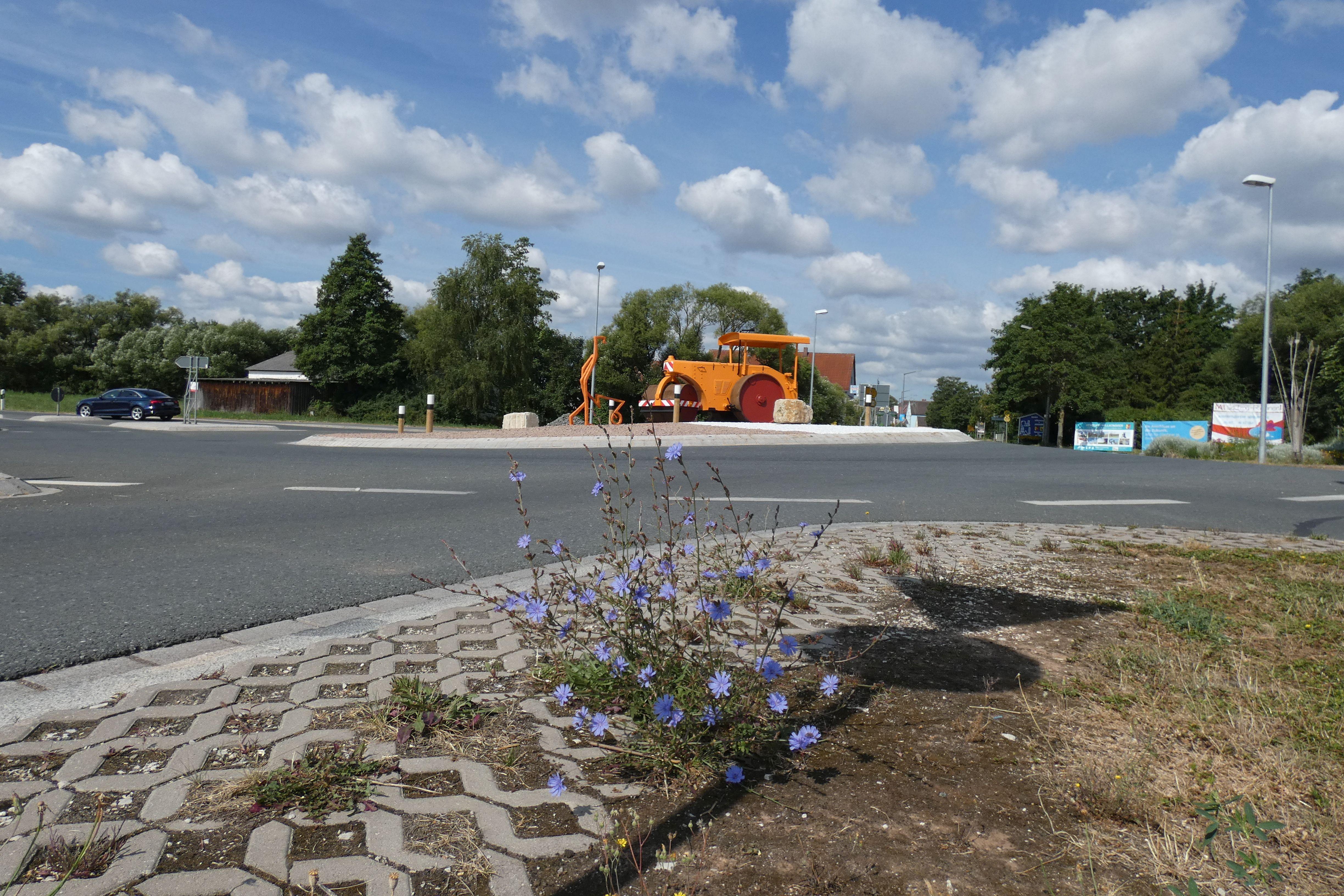 Der Verkehrskreisel in Ammerndorf wartet mit einer alten Straßenwalze als Blickfang auf.
