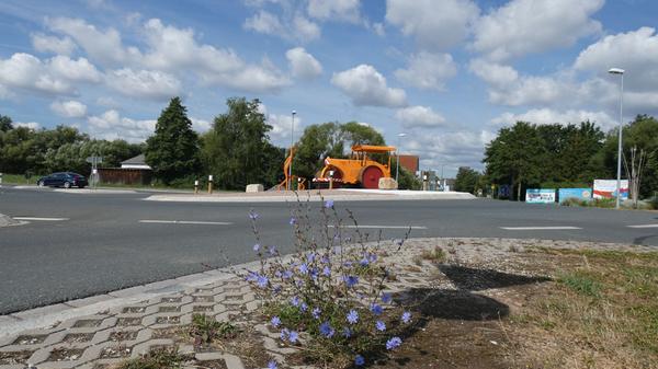 Der Verkehrskreisel in Ammerndorf wartet mit einer alten Straßenwalze als Blickfang auf.