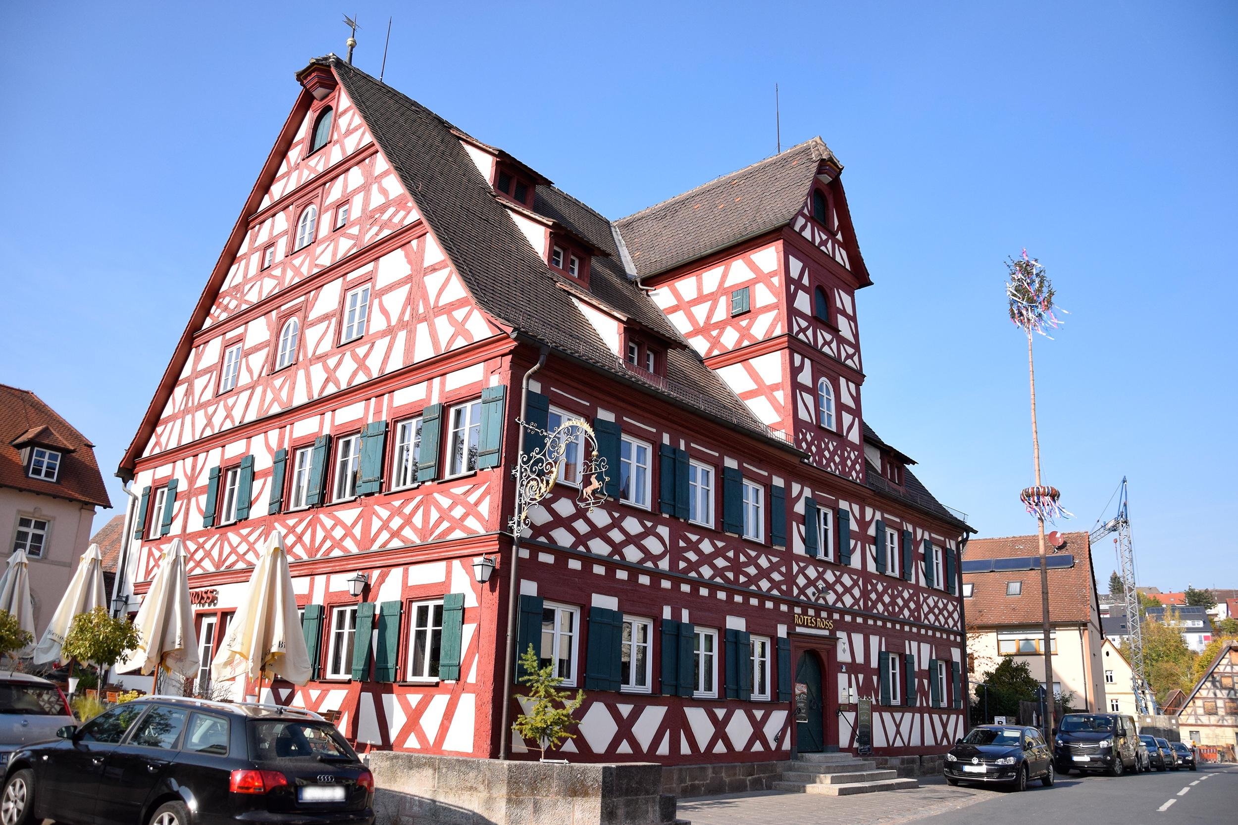 Und auch damit beeindruckt Großhabersdorf: Das Gasthaus Rotes Ross, vermutlich im 17. Jahrhundert errichtet, und vor einigen Jahren  aufwändig saniert.