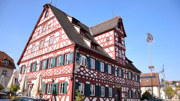 Und auch damit beeindruckt Großhabersdorf: Das Gasthaus Rotes Ross, vermutlich im 17. Jahrhundert errichtet, und vor einigen Jahren aufwändig saniert.