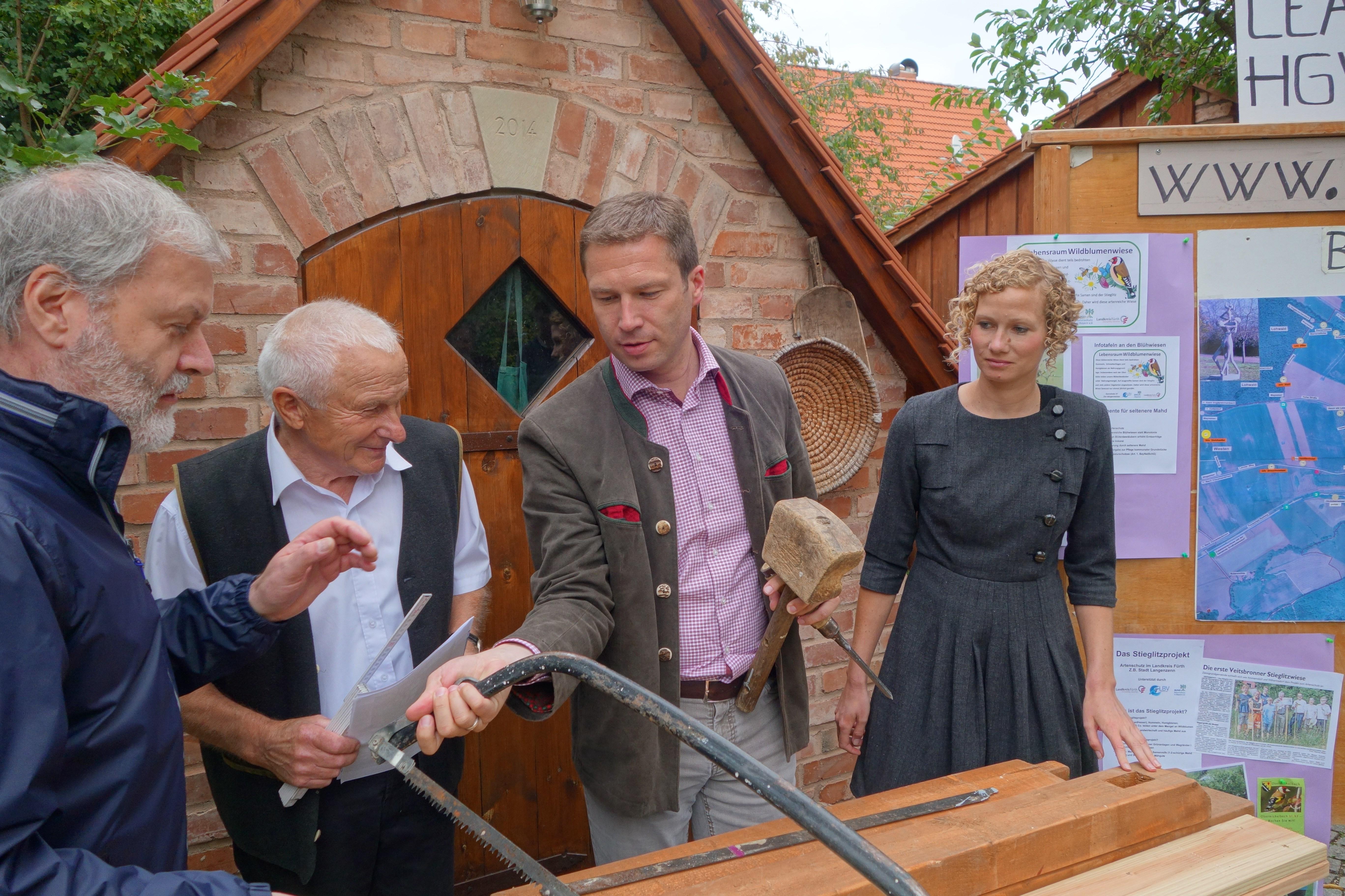 Der Kunst- und Naturweg ist in Ammerndorf eine der Attraktionen, die mit Hilfe des europäischen Leader-Programms realisiert wurden:  Ammerndorfs Bürgermeister Alexander Fritz,  Erwin Müller vom Heimatverein, Landrat Matthias  Dießl und die damalige Leader-Managerin Anne Kratzer bei der Eröffnung (von links).