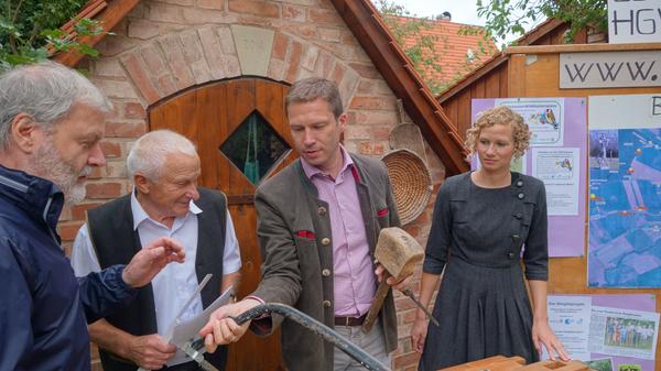 Der Kunst- und Naturweg ist in Ammerndorf eine der Attraktionen, die mit Hilfe des europäischen Leader-Programms realisiert wurden: Ammerndorfs Bürgermeister Alexander Fritz, Erwin Müller vom Heimatverein, Landrat Matthias Dießl und die damalige Leader-Managerin Anne Kratzer bei der Eröffnung (von links).