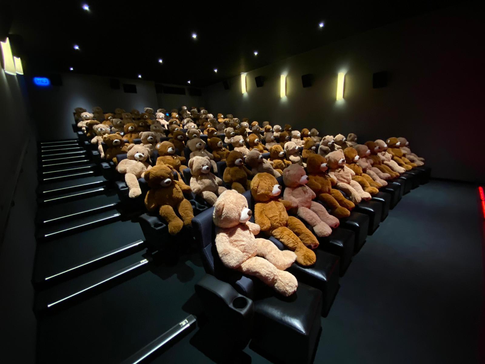...und selbst in Corona-Zeiten gab es Gäste: Weil keine Menschen ins Kino kommen durften,  besetzten Bären die Sitze. Die Plüschfiguren wurden anschließend versteigert und fanden schnell neue Besitzer.