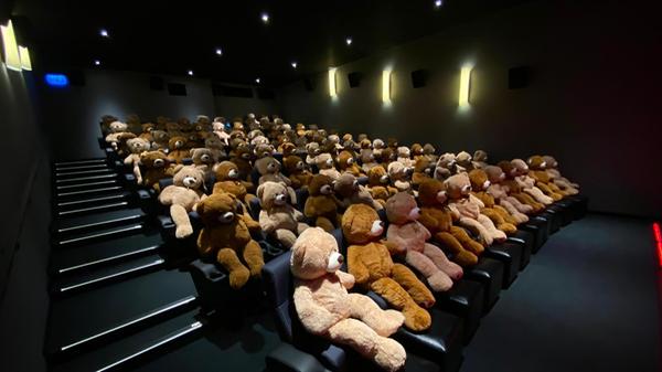 ...und selbst in Corona-Zeiten gab es Gäste: Weil keine Menschen ins Kino kommen durften, besetzten Bären die Sitze. Die Plüschfiguren wurden anschließend versteigert und fanden schnell neue Besitzer.