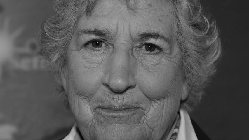 Karla Wege trug dreißig Jahre lang das Wetter im ZDF vor und wurde damit zur TV-Legende. Nun ist sie im Alter von 90 Jahren verstorben, wie die Süddeutsche Zeitung berichtete. Die Wetterexpertin verhalf den Hochs und Tiefs zu ihren Namen. Karla Wege trug dreißig Jahre lang das Wetter im ZDF vor und wurde damit zur TV-Legende. Nun ist sie im Alter von 90 Jahren verstorben, wie die Süddeutsche Zeitung berichtete. Die Wetterexpertin verhalf den Hochs und Tiefs zu ihren Namen.