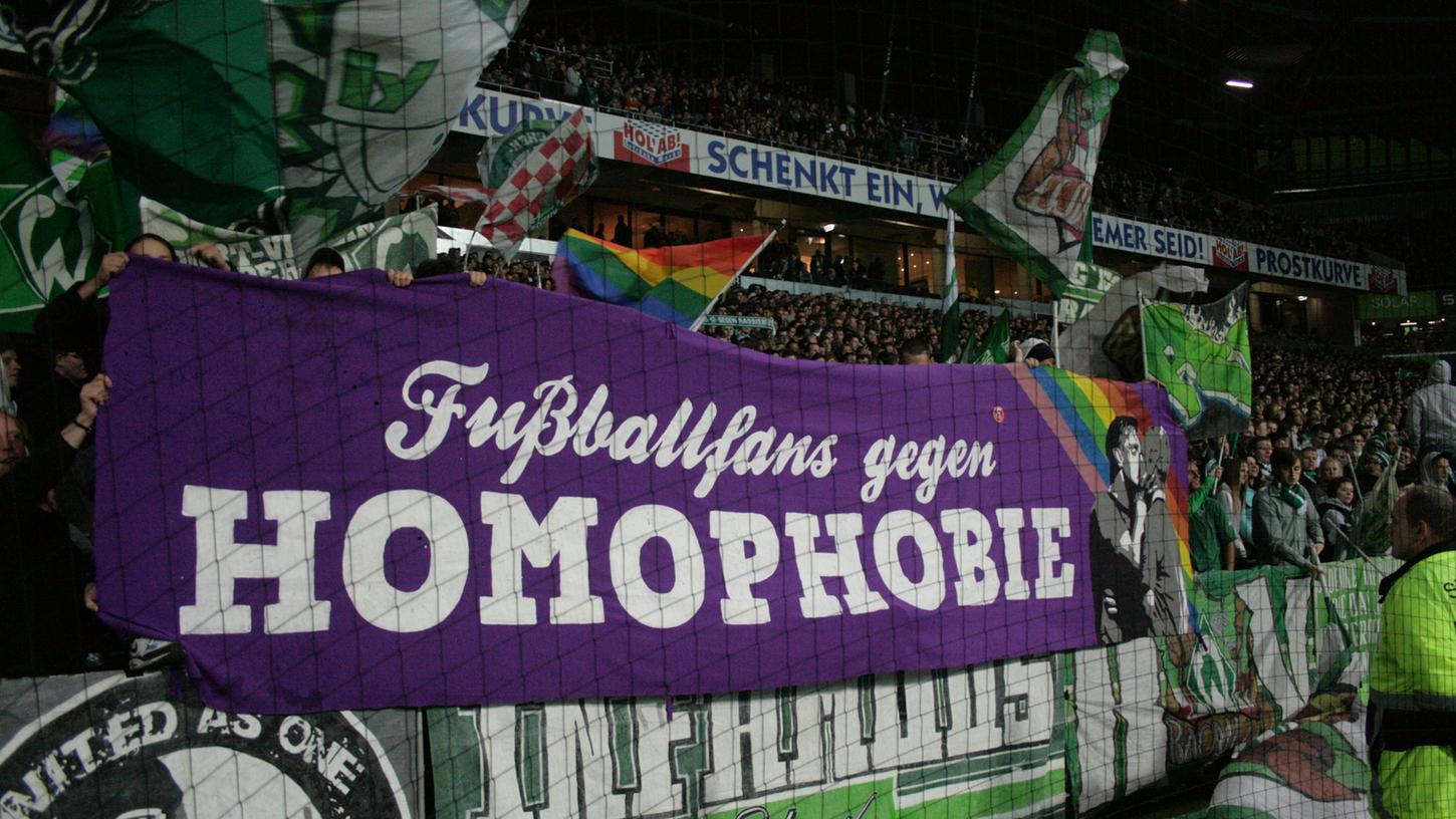 Das "Fußballfans gegen Homophobie"-Banner bei einem Spiel zwischen Werder Bremen und Borussia Dortmund im Jahr 2011.