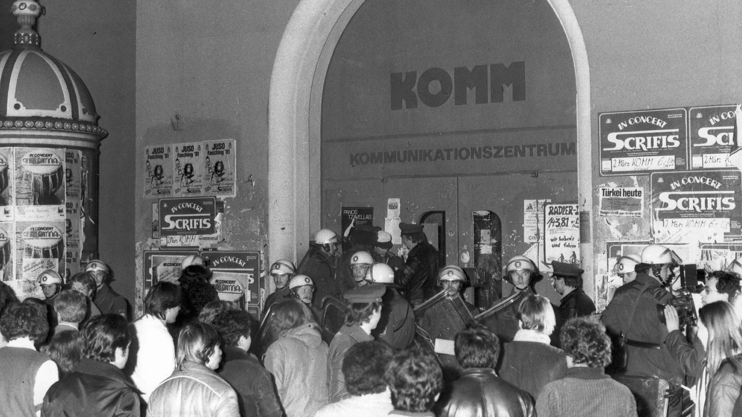 Die Polizei hat in der Nacht zum 6. März das Komm umstellt. 