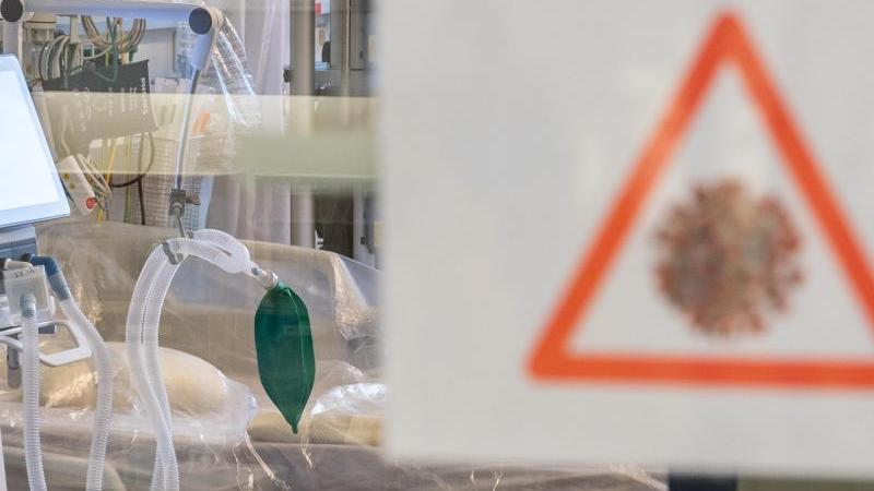 Manche finden es ungerecht, dass von der Corona-Prämie nun auch Mitarbeitende in Kliniken profitieren, die nicht auf Covid-Station gearbeitet haben.
Manche finden es ungerecht, dass von der Corona-Prämie nun auch Mitarbeitende in Kliniken profitieren, die nicht auf Covid-Station gearbeitet haben.