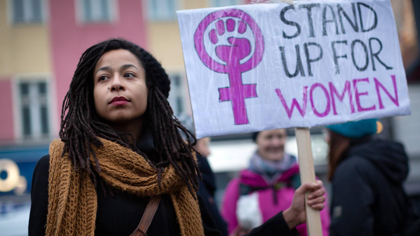 Jedes Jahr am 8. März gehen weltweit Frauen für ihre Rechte auf die Straße. Die Ansichten, wo unsere Gesellschaft heute steht und was sich noch ändern muss, gehen dabei durchaus auseinander.
Jedes Jahr am 8. März gehen weltweit Frauen für ihre Rechte auf die Straße. Die Ansichten, wo unsere Gesellschaft heute steht und was sich noch ändern muss, gehen dabei durchaus auseinander.