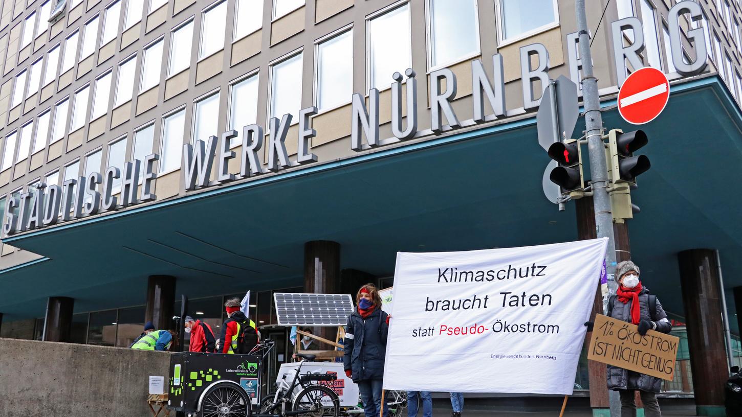 Protest am Plärrer: Ein gutes Dutzend Aktivisten vom Energiewendebündnis Nürnberg kritisiert vor dem Eingang der N-Ergie das Ökostrom-Angebot des Versorgers als "Verbrauchertäuschung".
