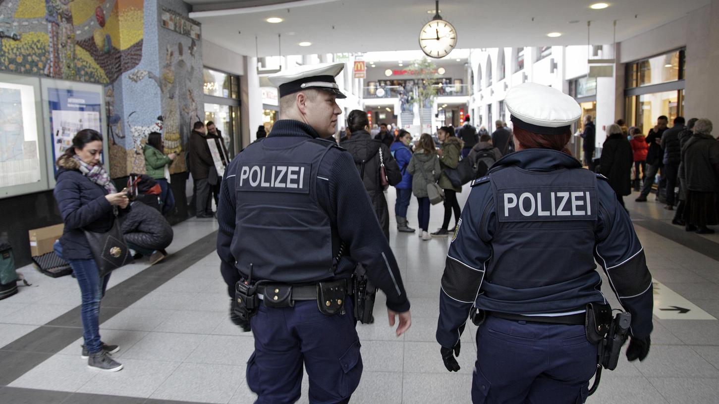 Das Problem mit ausufernder Gewalt beschäftigt viele Polizisten in Bayern.
Das Problem mit ausufernder Gewalt beschäftigt viele Polizisten in Bayern.