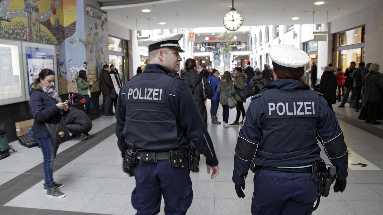 Einsatzkräfte der Bundespolizei am Nürnberger Hauptbahnhof sind oft Angriffen ausgesetzt. So hatte eine Streife der Bundespolizei am Samstag große Mühe, einen renitenten Mann festzunehmen. Der 37-Jährige biss einer Polizistin sogar in die Hand.