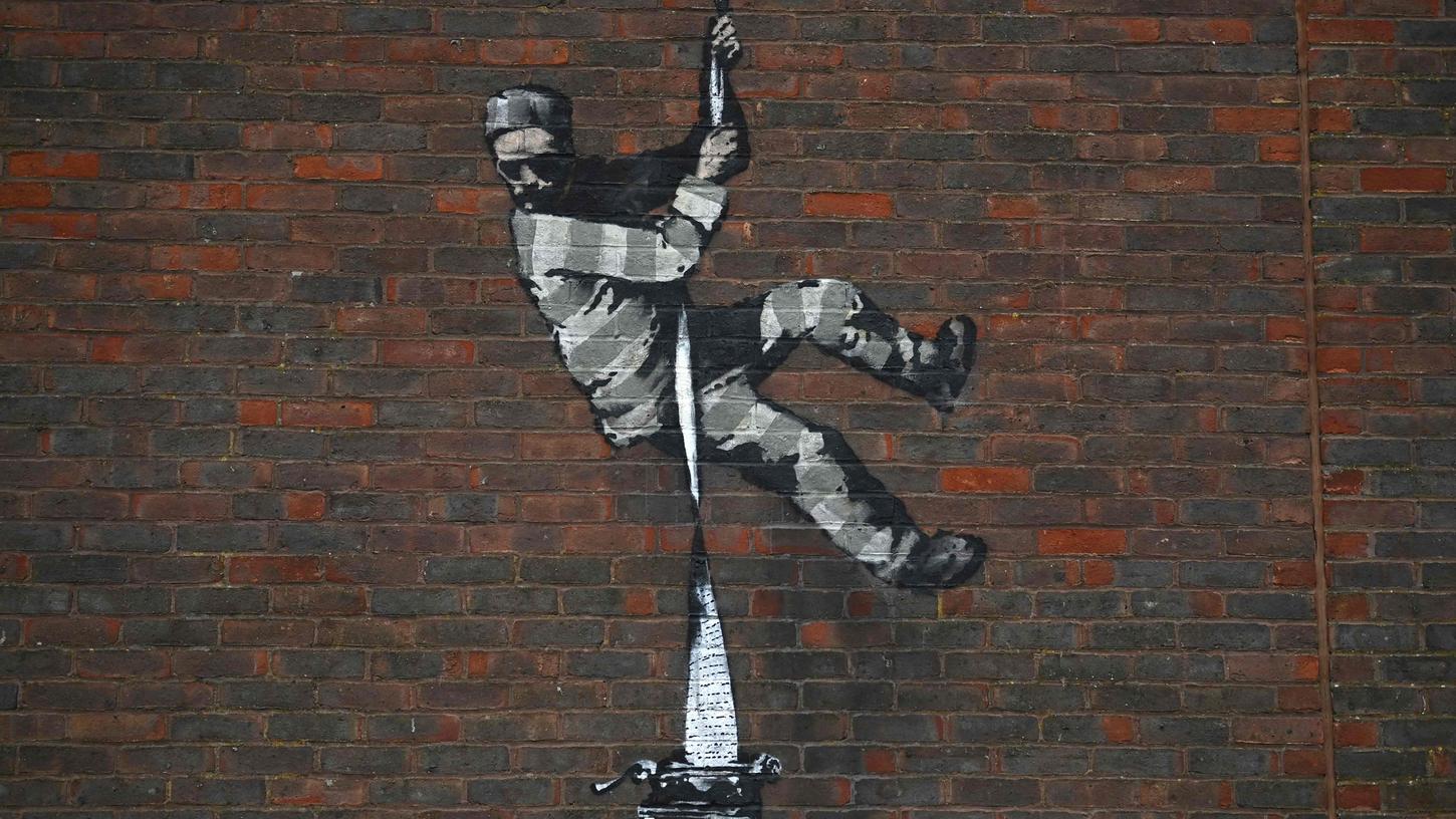 Ein Gefangener entkommt an einem Seil - dieses Graffito hat Banksy passenderweise auf die Mauer des ehemaligen Gefängnisses im britischen Reading aufgebracht.