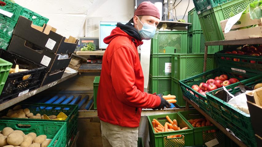 Mit Akribie und Gefühl: Peter Römmelt wiegt und sortiert das Gemüse imSchlosskeller, bevor es in die Abokiste gelegt wird. 