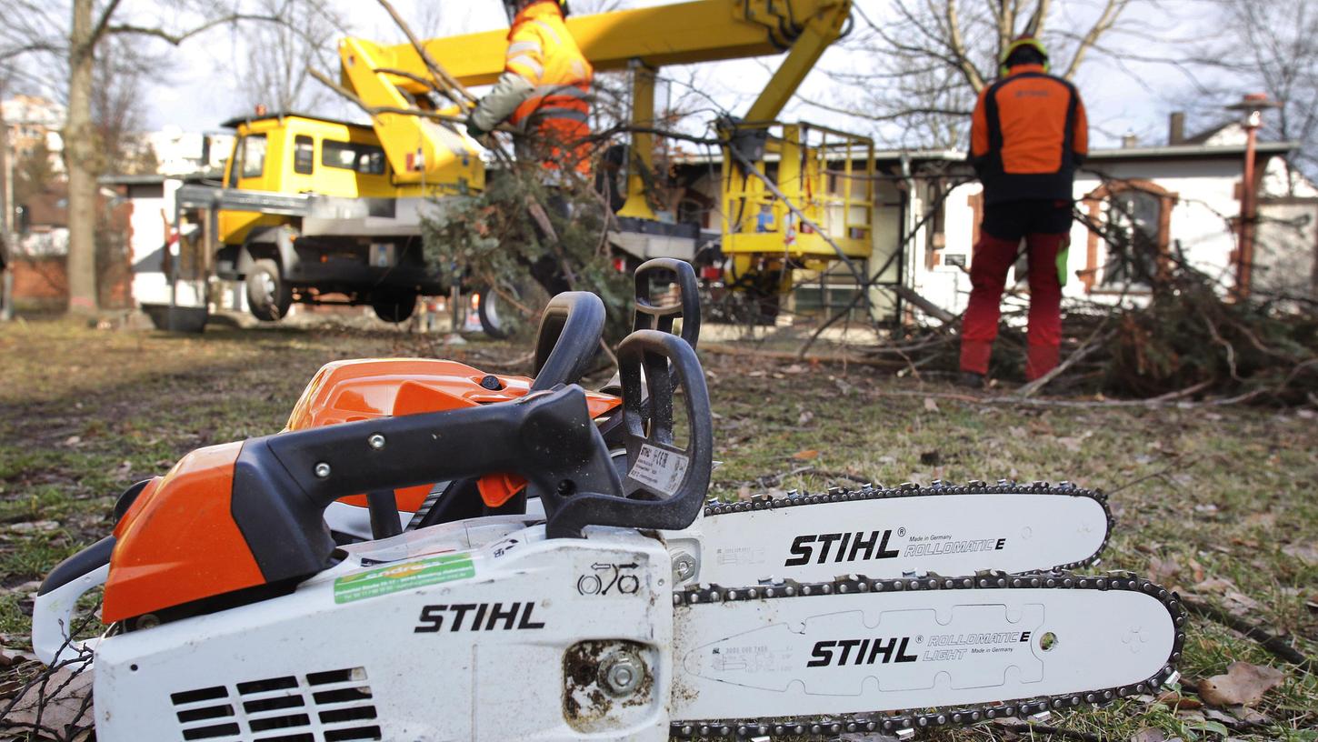 Der städtische Servicebetrieb muss in zwei Parks zur Säge greifen. 