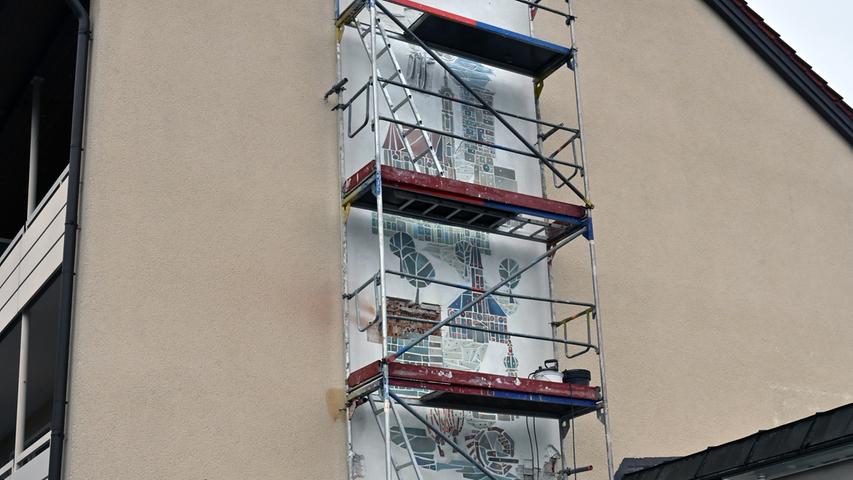 Ein Gerüst ist derzeit das sichtbare Zeichen, dass das Mosaik in der Schallershofer Straße geborgen wird.