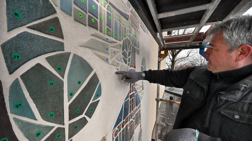 Die Bergung des Mosaiks erfordert viel Fingerspitzengefühl und handwerkliches Geschick.