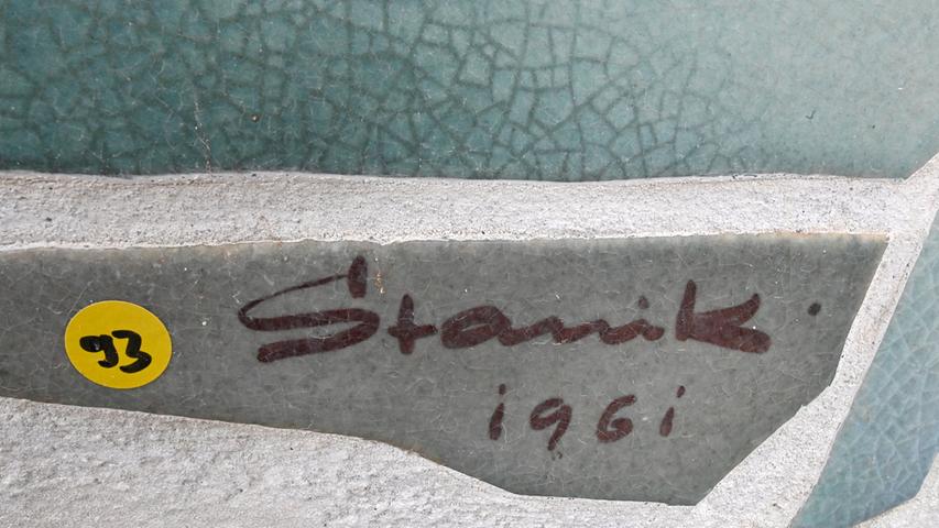Ein Mosaikstein trägt die Signatur des Erlanger Künstlers sowie die Jahreszahl der Entstehung.
