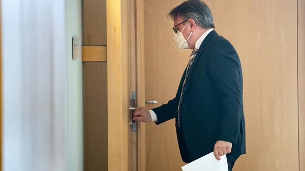 Ein Rechtshilfeersuchen aus Liechtenstein brachte in der Maskenaffäre den Stein im Dezember 2020 ins Rollen. Dort war eine Überweisung von 660.000 Euro an eine "politisch exponierte Person" aufgefallen. Dabei handelte es sich um den CSU-Bundestagsabgeordneten Georg Nüßlein. Seine Leistung bestand darin, eine Textilfirma aus der Nähe von Offenbach an öffentliche Stellen zu vermitteln, die zeitweise händeringend nach Bestellmöglichkeiten für Schutzmasken suchten. In der Folge überarbeitete die CSU ihren Verhaltenskodex für Abgeordnete. Nüßlein trat aus der Partei aus, wollte zunächst aber sein Mandat im Bundestag behalten. Siehe auch: Der Nebenjobber Alfred Sauter.