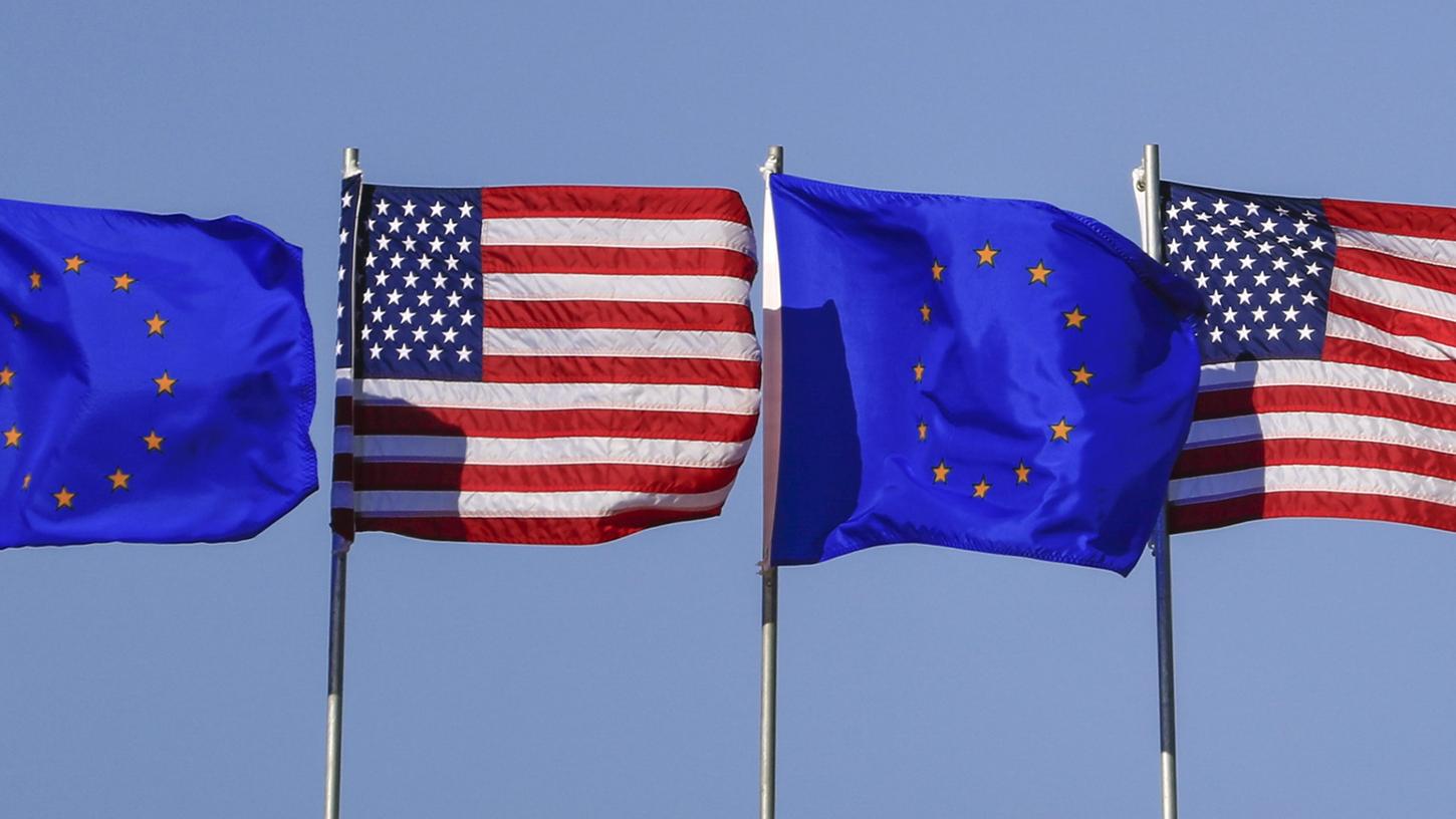 Als Symbol für einen Neustart in den transatlantischen Beziehungen verzichten die EU und die USA vorerst auf die Erhebung von Strafzöllen.
Als Symbol für einen Neustart in den transatlantischen Beziehungen verzichten die EU und die USA vorerst auf die Erhebung von Strafzöllen.