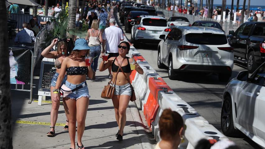 FORT LAUDERDALE, FLORIDA - MARCH 04: People walk near the beach on March 04, 2021 in Fort Lauderdale, Florida. College students have begun to arrive in the South Florida area for the annual spring break ritual. City officials are anticipating a large spring break crowd as the coronavirus pandemic continues. They are advising people to wear masks if they cannot social distance.   Joe Raedle/Getty Images/AFP
== FOR NEWSPAPERS, INTERNET, TELCOS & TELEVISION USE ONLY ==
