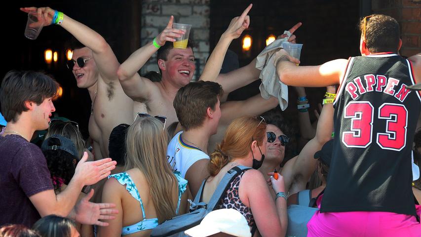 05.03.2021, USA, Fort Lauderdale: Jugendliche Partygänger feiern im Außenbereich des Cafe Ibiza, während der Spring Break am Strand von Fort Lauderdale und in den nahegelegenen Bars in vollem Gange ist. Foto: Mike Stocker / South Florida Sun/TNS via ZUMA Wire/dpa +++ dpa-Bildfunk +++