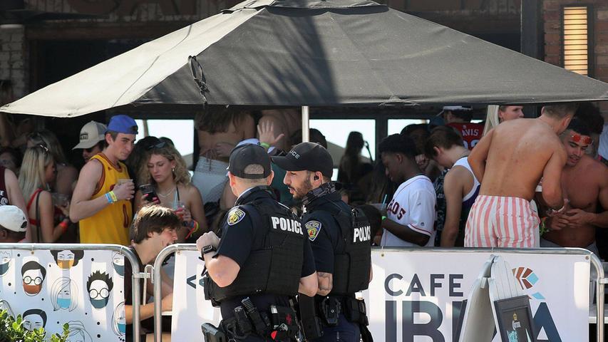 March 5, 2021, USA: Police patrol the area in front of Cafe Ibiza in Fort Lauderdale on Thursday as Spring Break crowds swarm the beach. USA - ZUMAm67_ 20210305_zaf_m67_005 Copyright: xMikexStockerx/xSouthxFloridaxSunx 