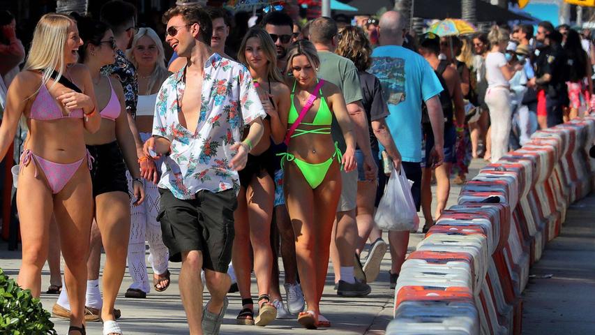 March 5, 2021, USA: Afternoon partiers crowd the sidewalk Thursday as Spring Break ramps up on Fort Lauderdale beach. USA - ZUMAm67_ 20210305_zaf_m67_002 Copyright: xMikexStockerx/xSouthxFloridaxSunx 