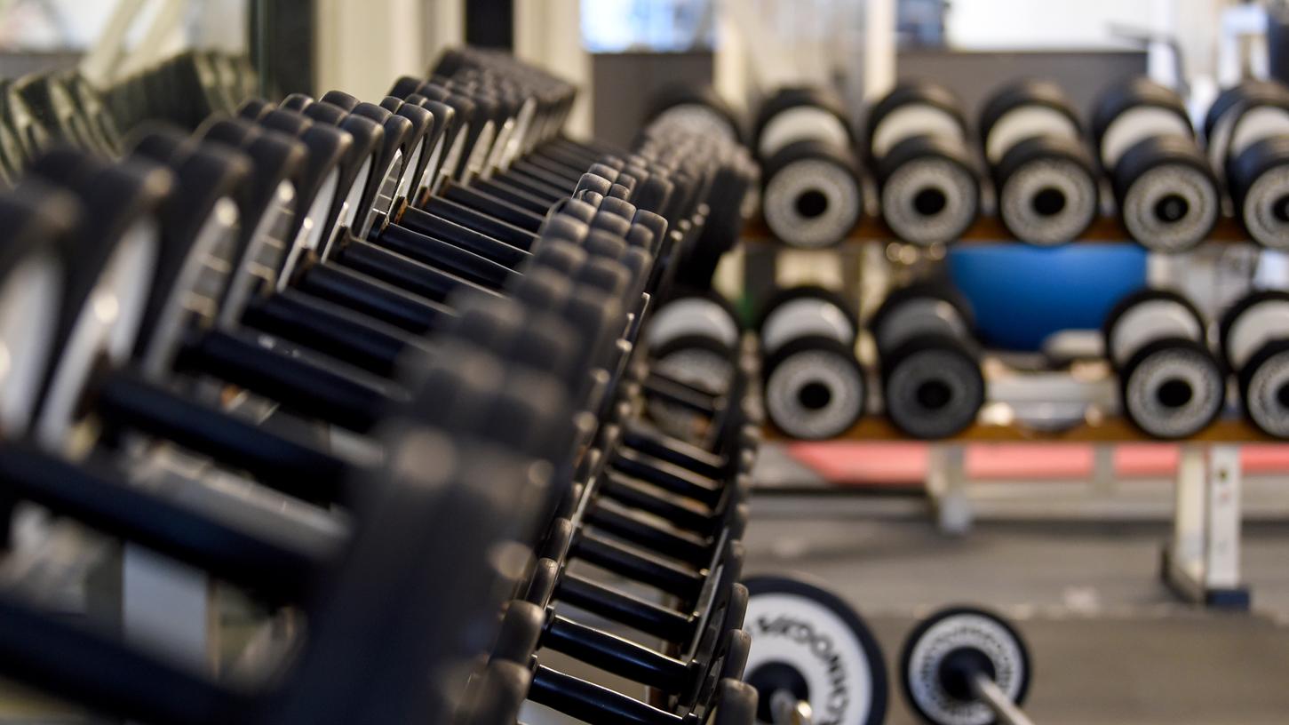 Fitness-Studios bleibt nur die Wahl: offen lassen und die Vorgaben erfüllen oder gleich wieder schließen. Angesichts des langen Lockdowns ist Letzteres keine Option für die Pandemie-gebeutelte Branche.
Fitness-Studios bleibt nur die Wahl: offen lassen und die Vorgaben erfüllen oder gleich wieder schließen. Angesichts des langen Lockdowns ist Letzteres keine Option für die Pandemie-gebeutelte Branche.