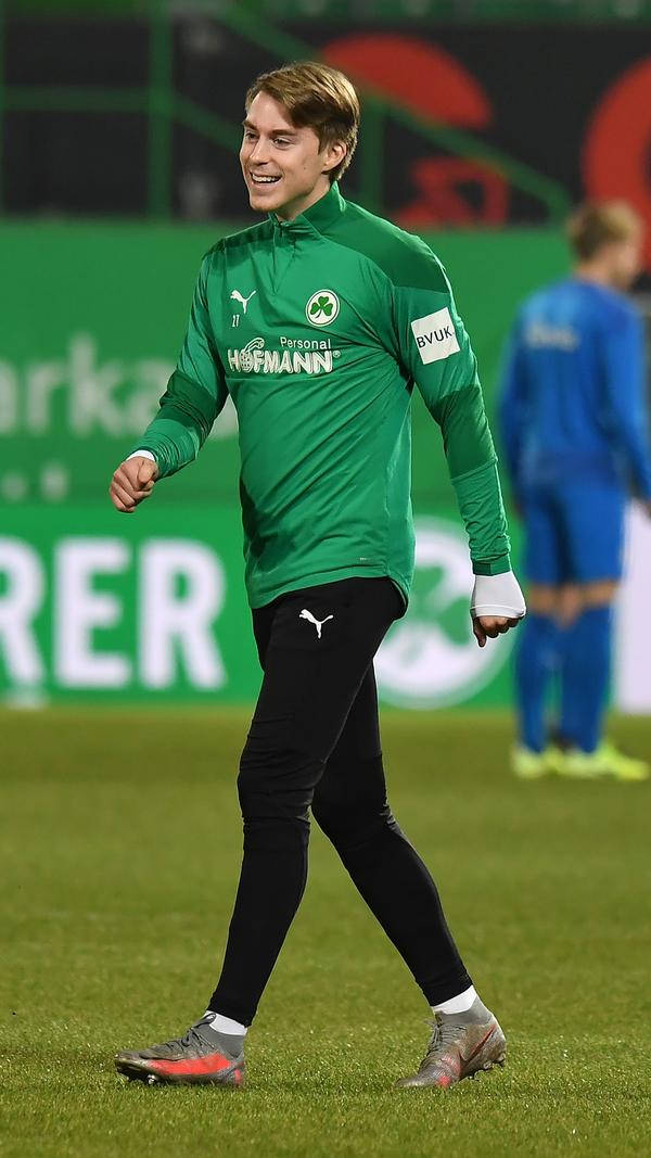 Auf der linken Seite der Dreierkette bei seinem Ligadebüt für die Spielvereinigung mit einer an sich ansprechenden Leistung. Beim 0:1 wie Mergim Mavraj zu spät dran.