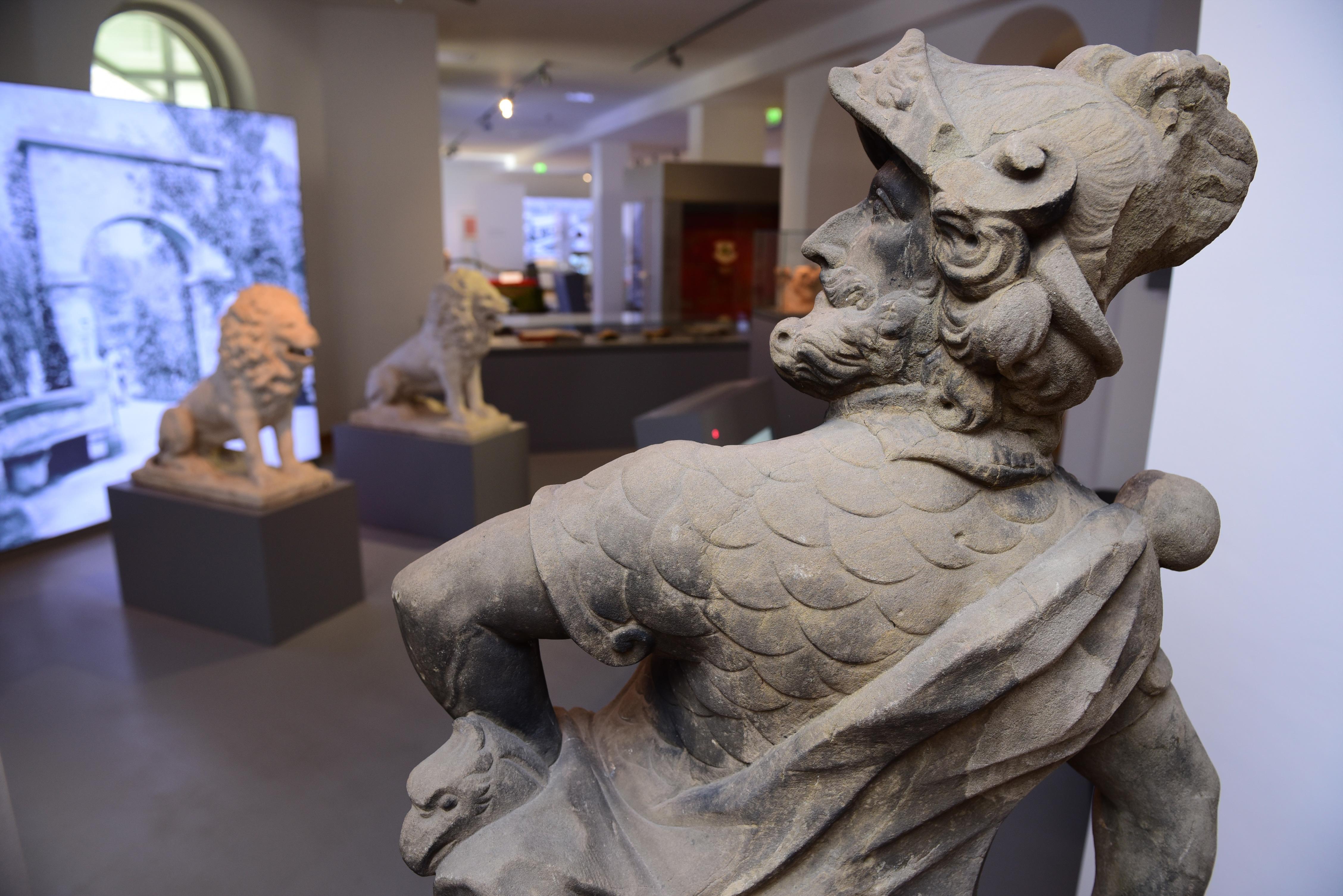 Eine barocke Figurengruppe aus dem 18. Jahrhundert begrüßt die Besucher im ehemaligen Schulhaus in der Ottostraße.