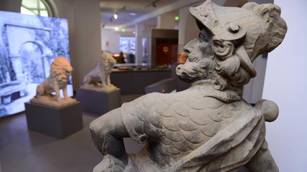 Eine barocke Figurengruppe aus dem 18. Jahrhundert begrüßt die Besucher im ehemaligen Schulhaus in der Ottostraße.