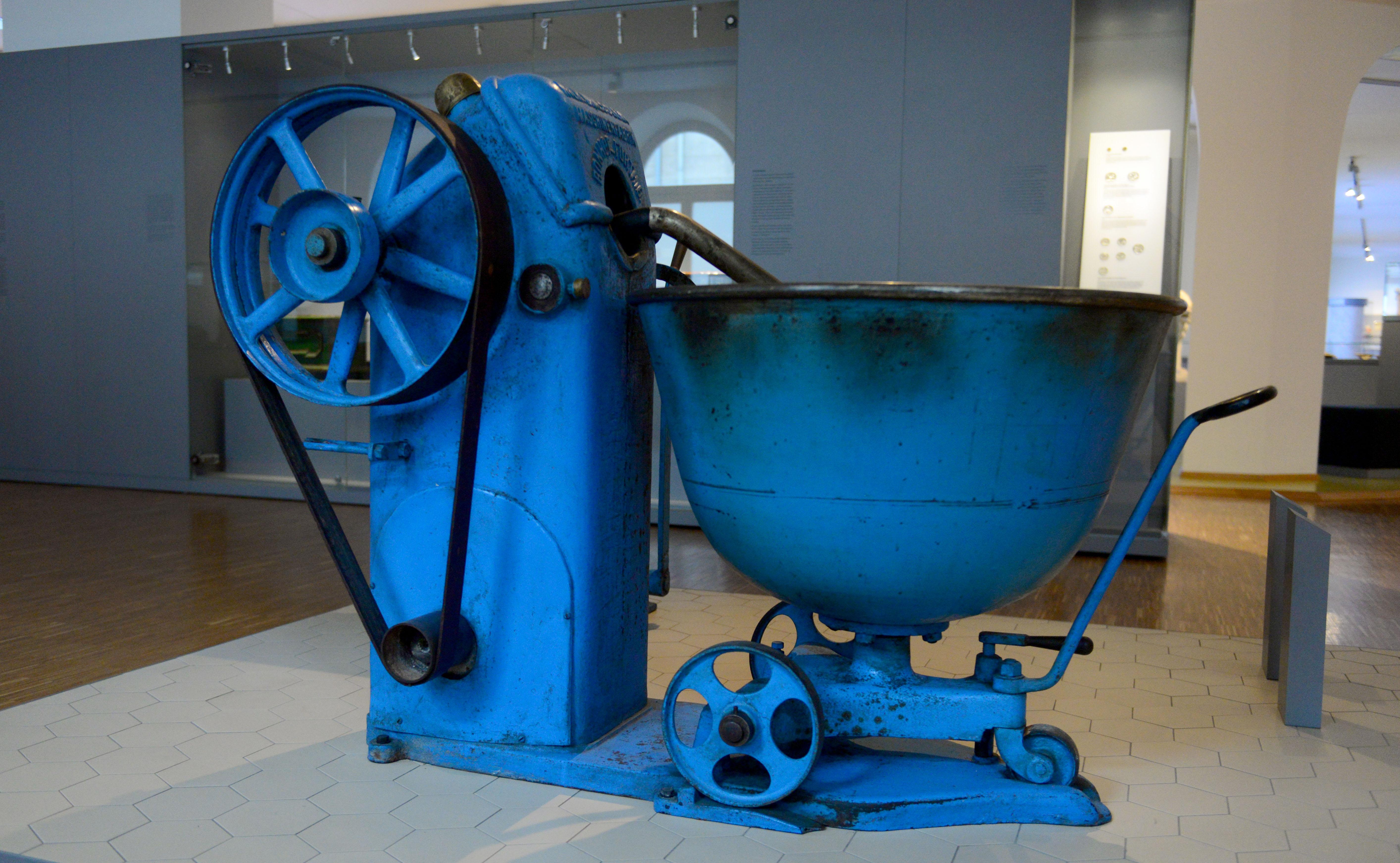 Ebenso das Bäckerhandwerk, hier eine Knetmaschine.