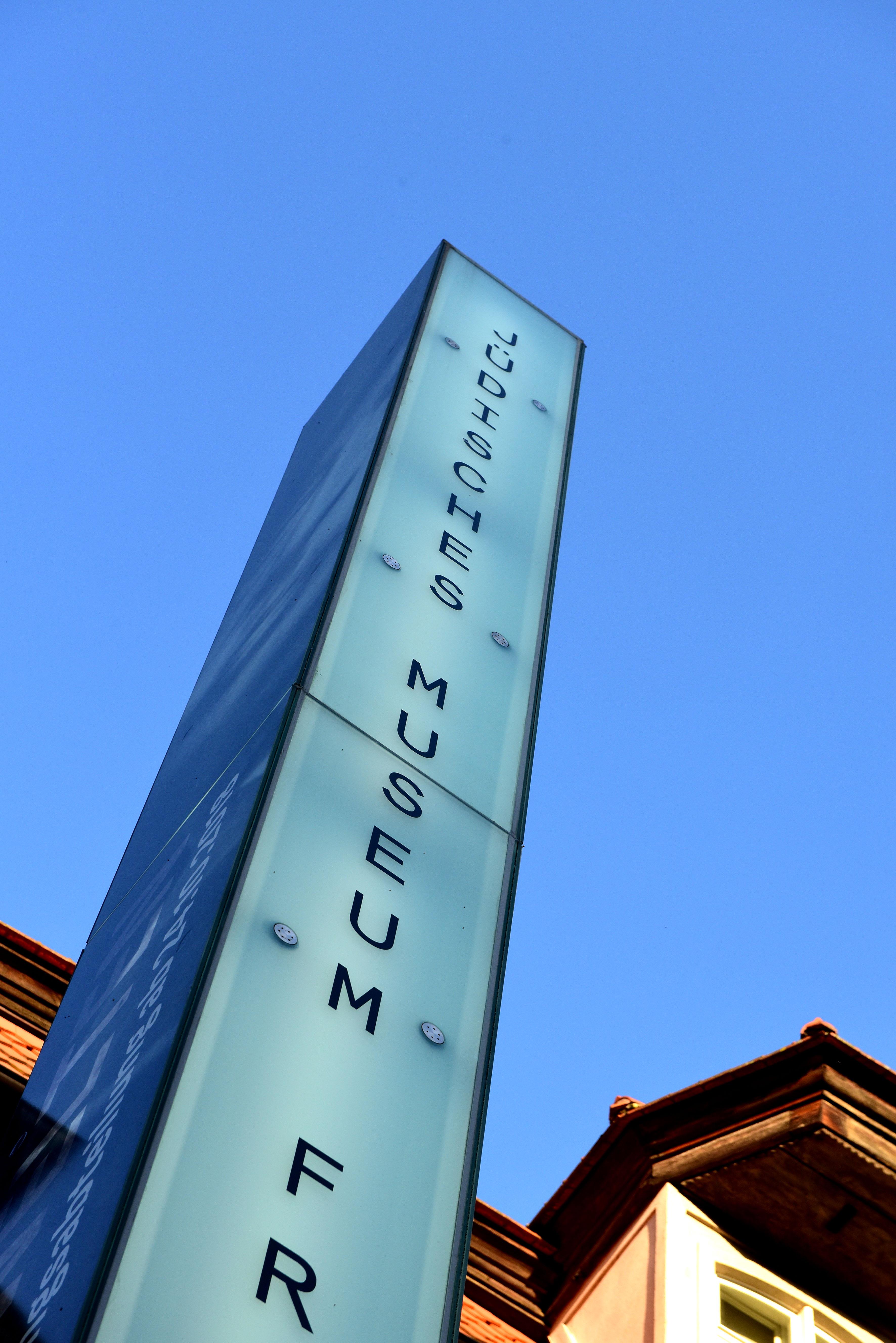 Die Stele in der Königstraße ist kaum zu übersehen: Das Jüdische Museum Franken nahm am 15. Juli 1999 seinen Betrieb auf.