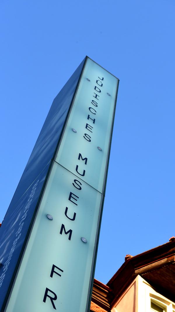 Die Stele in der Königstraße ist kaum zu übersehen: Das Jüdische Museum Franken nahm am 15. Juli 1999 seinen Betrieb auf.