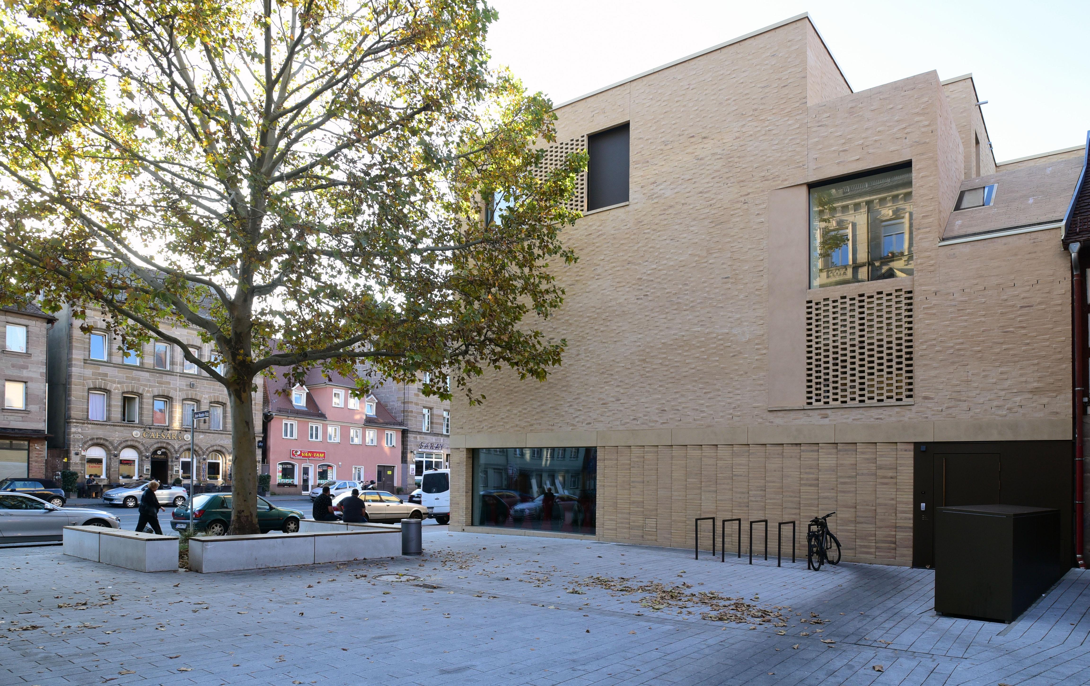 Der markante Anbau, hier vom Jean-Mandel-Platz aus gesehen, wurde 2018 eröffnet. Er beherbergt neben neuen Ausstellungsflächen und einem Versammlungsraum auch die Bibliothek.