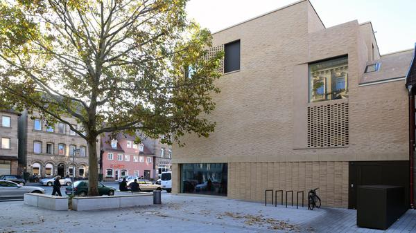 Der markante Anbau, hier vom Jean-Mandel-Platz aus gesehen, wurde 2018 eröffnet. Er beherbergt neben neuen Ausstellungsflächen und einem Versammlungsraum auch die Bibliothek.