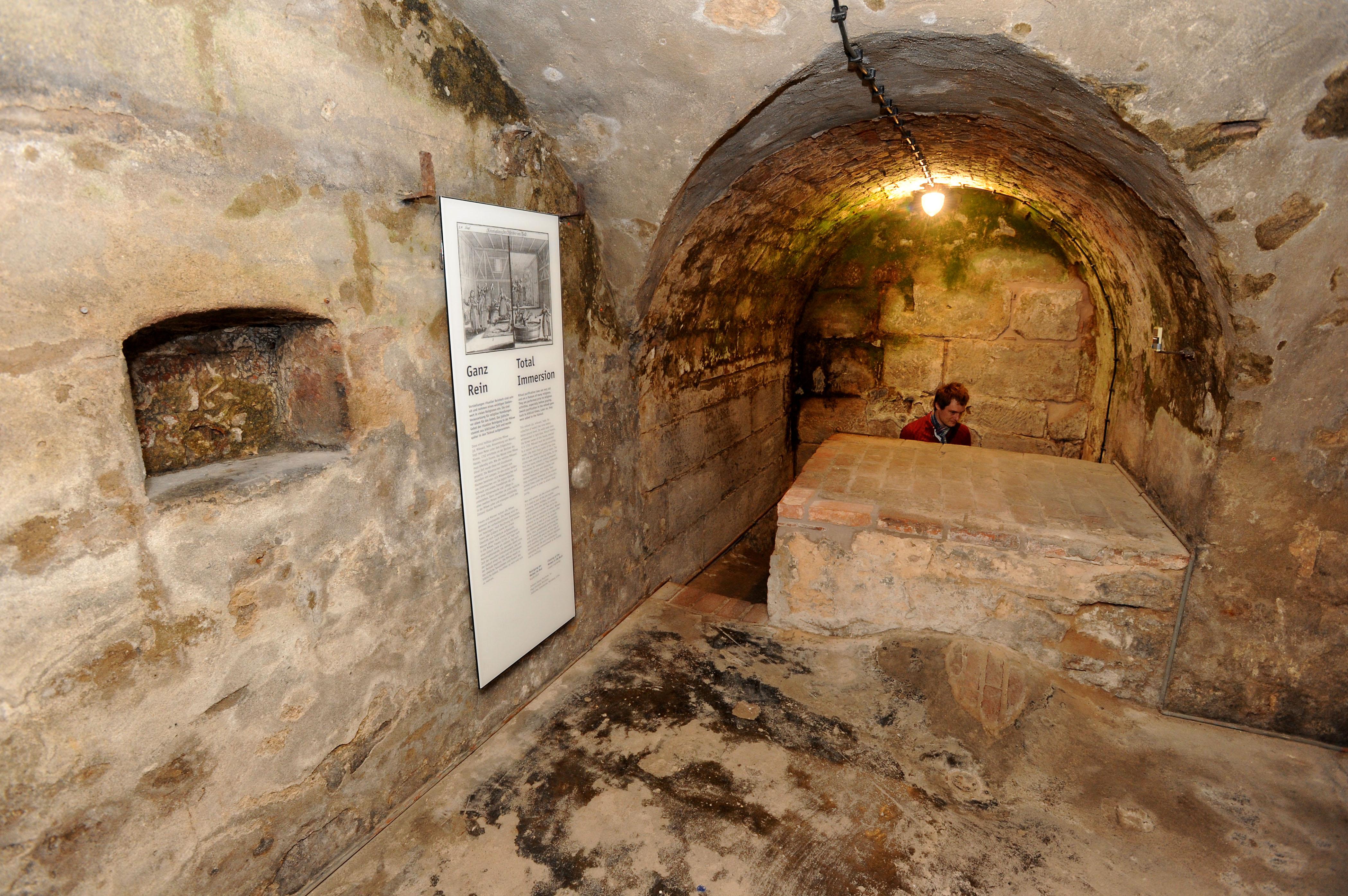 Zu den Höhepunkten zählt die Mikwe, das Ritualbad im Haupthaus, das vom 17. bis ins späte 19. Jahrhundert jüdischen Familien gehörte.