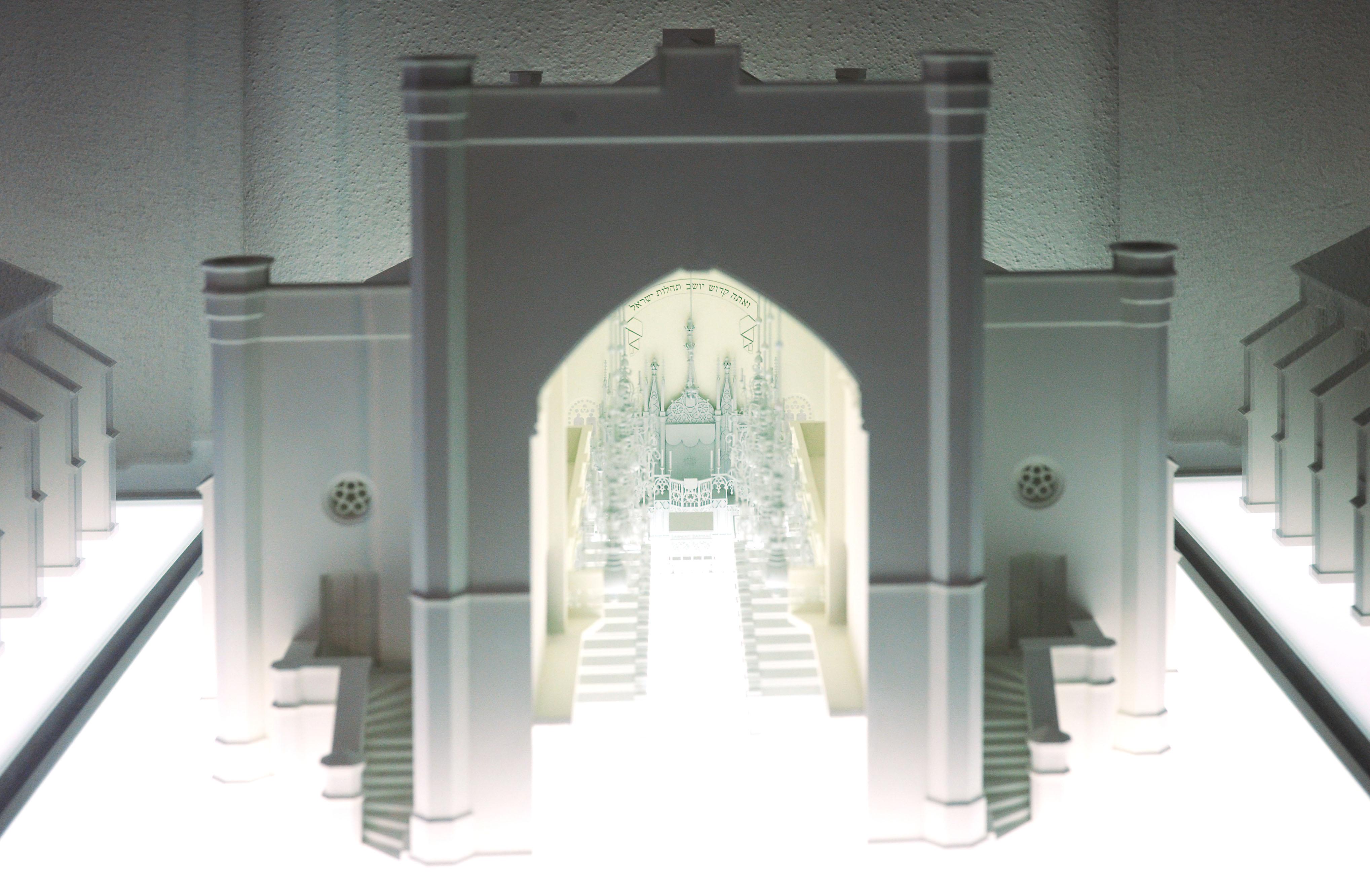 Das Modell zeigt die 1938 von den Nationalsozialisten zerstörte Fürther Hauptsynagoge. Seit einiger Zeit ist es auch möglich, sich auf einem virtuellen Rundgang ein Bild von der Altschul zu machen.