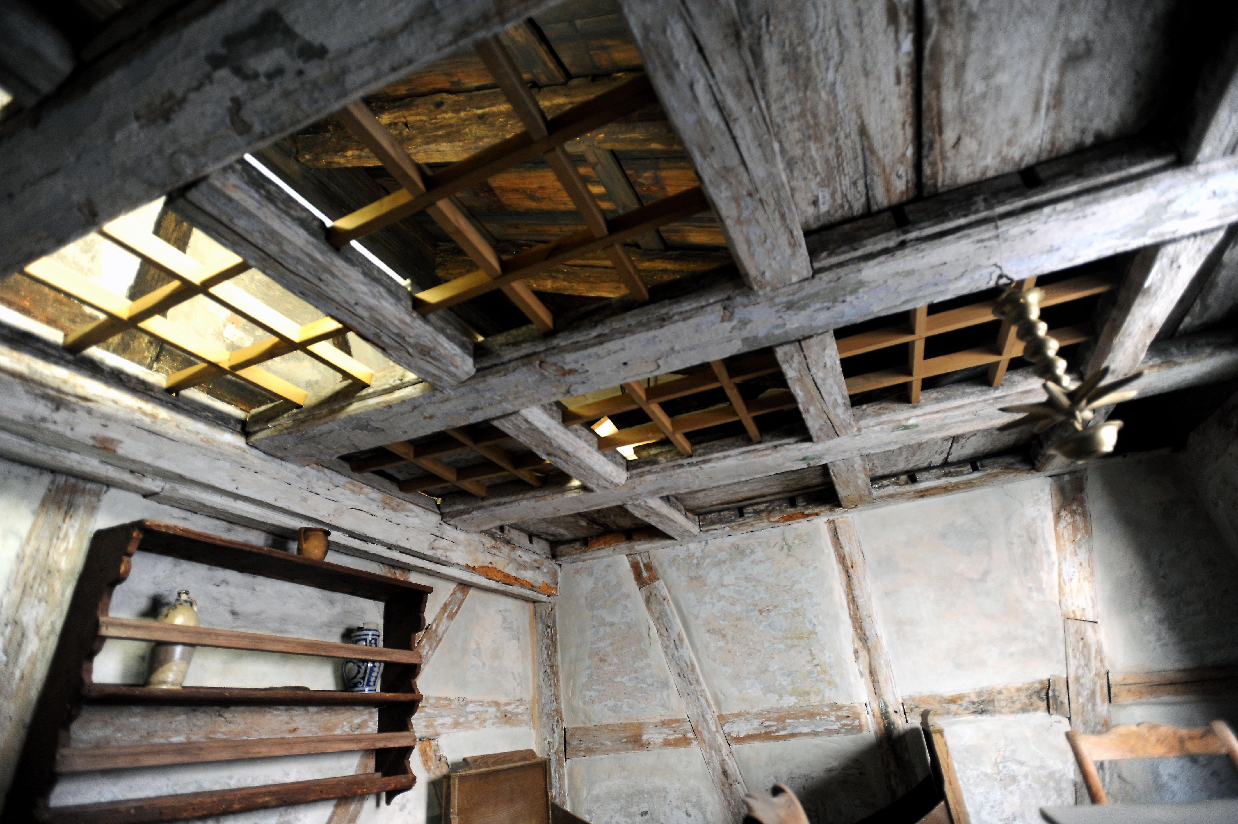 Unter dem Dach befindet sich eine Laubhütte.